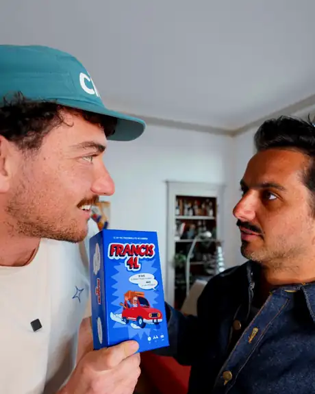Noé et Hugo, les créateurs de FRANCIS 4L, avec la boîte du jeu