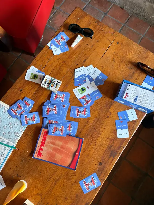 Cartes Francis 4L étalées sur une table en bois après une partie