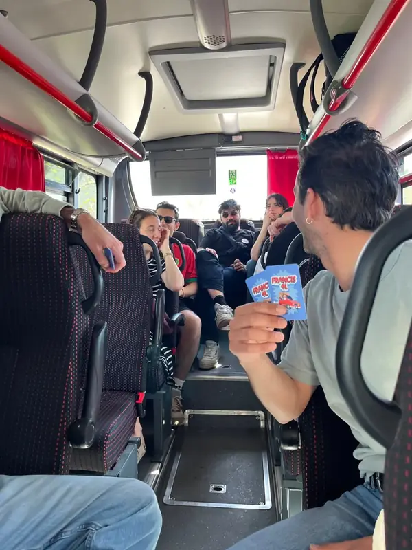 Partie de Francis 4L dans un car, entre amis